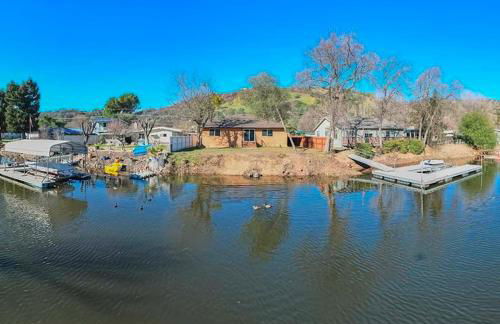 Lakefront Retreat • Private Yard + Fireplace - Foto 7