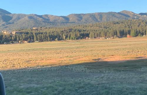 Spacious cozy chalet huge deck over seasonal creek - Foto 12