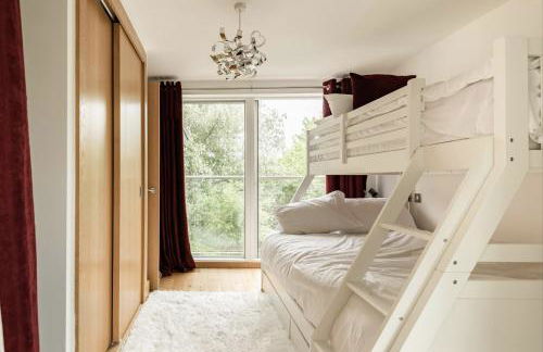 Modern contemporary home in beautiful setting - Foto 17