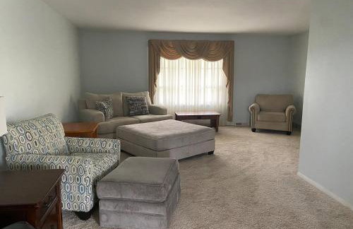 Large home with hot tub in serene wooded setting - Foto 21