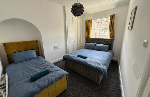Central 3BR Home - Huddersfield Serviced Accomodation - Walk to Station & Town - Business Travellers - Families - Students - Photo 22