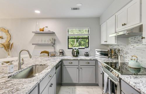 10 Mi to Navarre Beach! Waterfront Rental w/ Pool - Foto 10