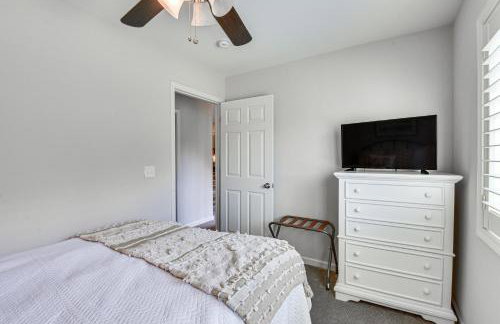 Lakefront Fun Near Clemson! Retreat with Pool Access - Foto 25