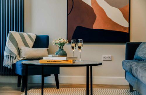 Stylish 2 Bed City Centre Apartment with Parking - Photo 9