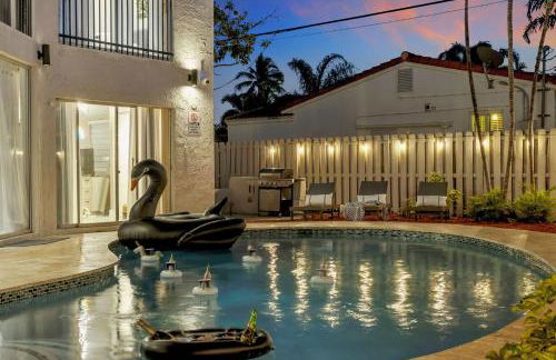 Stunning 2 Story Villa with Pool - Photo 17