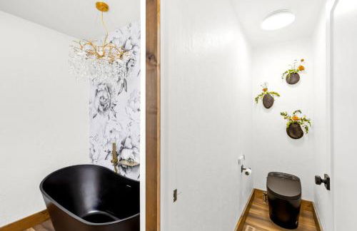 Great Falls Premier Retreat by Wrecked & Refined Stunning Views Hot Tub Family Fun - Foto 16