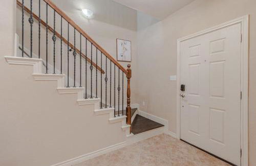 The Castle by the Lake with Pool and Balcony near Grandscape - Foto 49