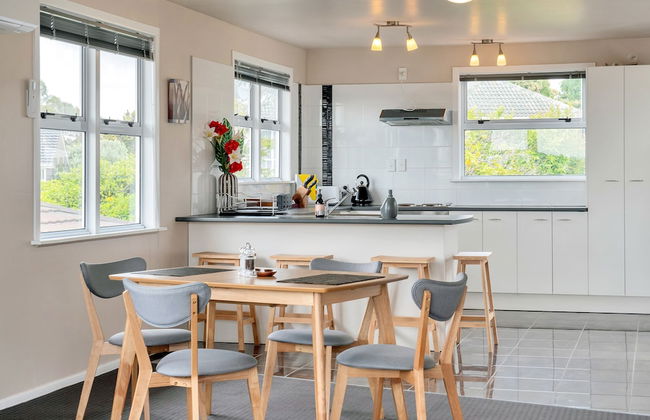 Sunny Three Bedroom Delight Upper Level - Foto 8