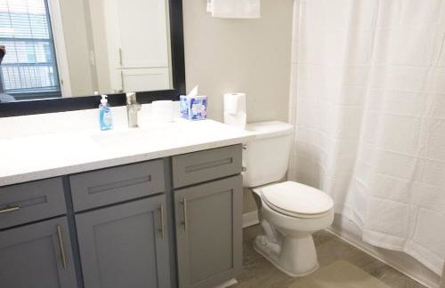 Cozy 1BR Retreat Near Dining & Shopping - Foto 17