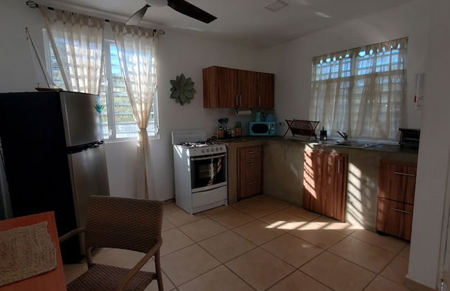 Comfy apartment 8 minute walk from beach - Photo 8