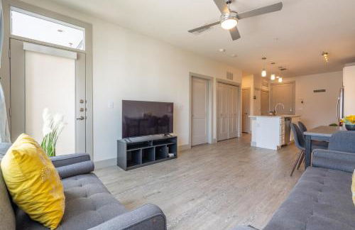 Top Floor City Views! King Bed Pool Gym Free Parking - Foto 13