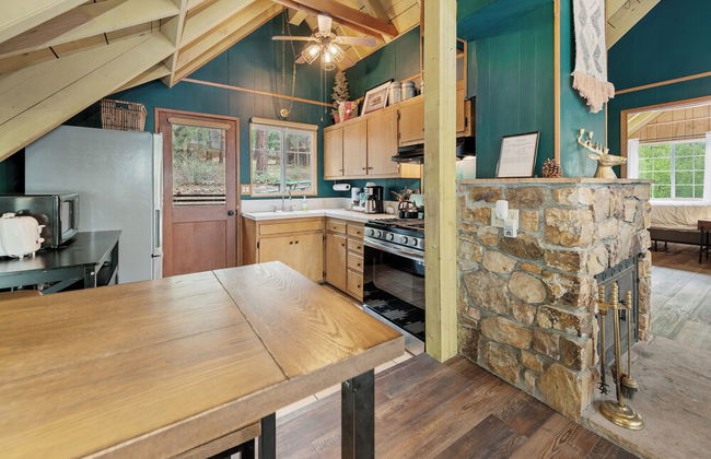 Rest N Relax Inn - Beautiful chalet-style cabin features dramatic forest and slope views! - Foto 21