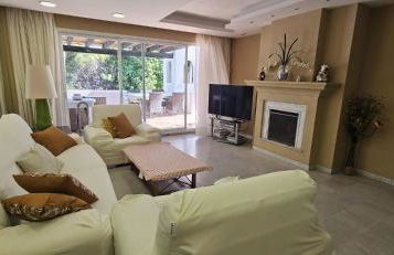 Bonito piso con jardines y piscina - Photo 12