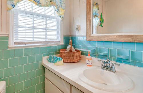 Oceanfront Gem with Rooftop Deck Steps to Sand - Foto 17