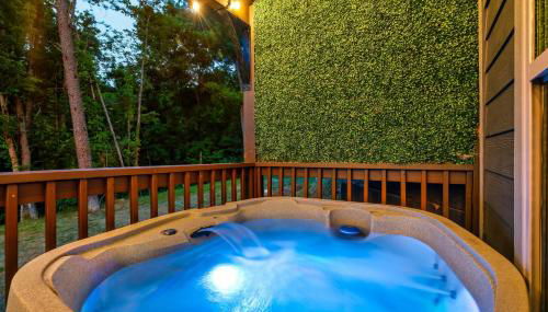 Family or couple retreat next to Downtown, Dollywood & Smoky Mountains! - Foto 2