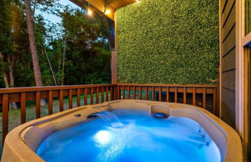 Family or couple retreat next to Downtown, Dollywood & Smoky Mountains! - Foto 2