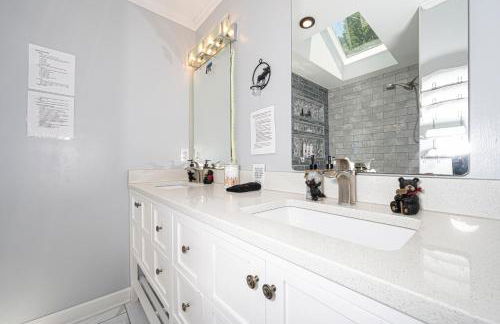 Firepit Games Grill Hot Tub Arcade & King Bed - Photo 6