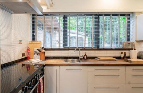 Stunning 6 Bedroom with Swimming Pool & Sauna! - Foto 108