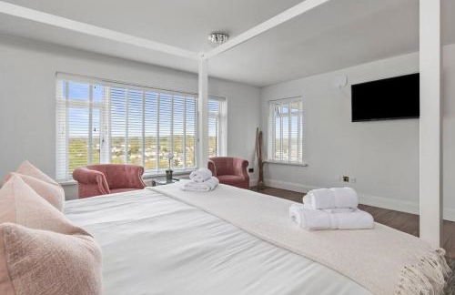 Stunning Property Seaviews, Private Pool & Parking - Photo 32