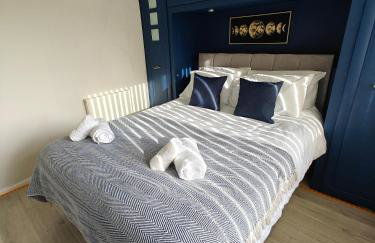 Spacious Solihull Home 5 Beds 2 Sofa beds - Max 10 - NEC BHX Spacious 4 Bedroom Home - NR JLR, Birmingham Airport, HS2 Sites, Resorts World, A45, M42 Mell Square - Regular Work Stays Available - By Samina, ARZ Stays - Photo 28