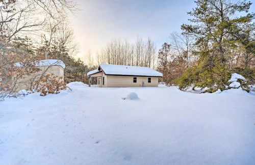 Wooded Danbury Cabin with Grill and Fire Pit! - Foto 21