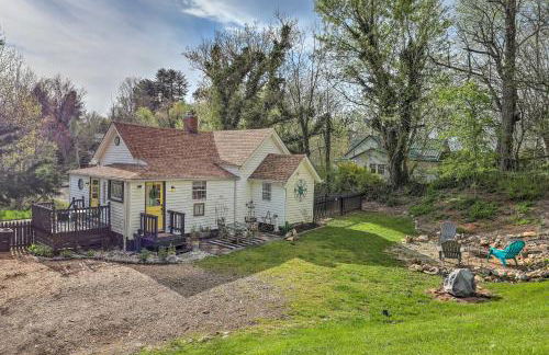 Stylish Woodfin Home with Backyard and Fire Pit - Foto 28