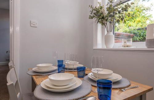 Contractors Business Families Relocation Accommodation enjoy Fast WiFi Large Screen Smart TV and SKY Sports in this Spotless Ground Floor apartment - Foto 16