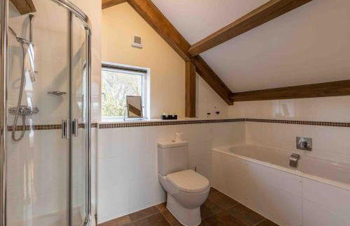 Lakeside Cotswolds Retreat with Private Hot Tub set on Lower Mill Estate - Photo 21