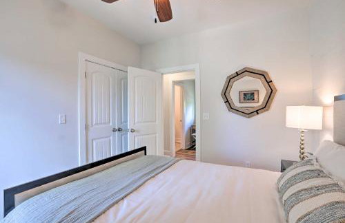 Luxe Lakefront Getaway with Porch and Water View! - Foto 27