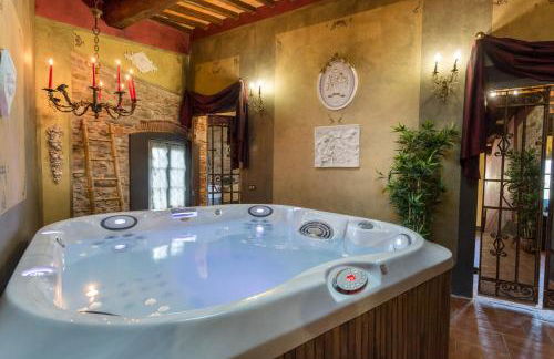 La Dimora dei Conti, Indulge in a Country Farmhouse Apartment with Jacuzzi Facing the Town! - Foto 3