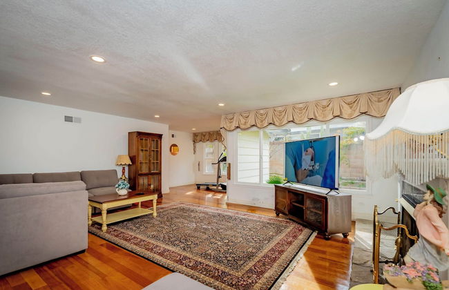 Serene Retreat & Modern Comforts in Rowland Heights - Foto 27