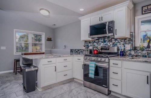 3BR 2BTH Waterfront Vacation Rental on Riverwalk to Downtown McHenry with Pier - Foto 17