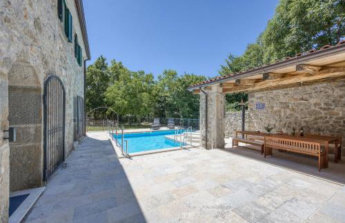 Stone Villa Galant with Pool - Happy Rentals - Foto 29