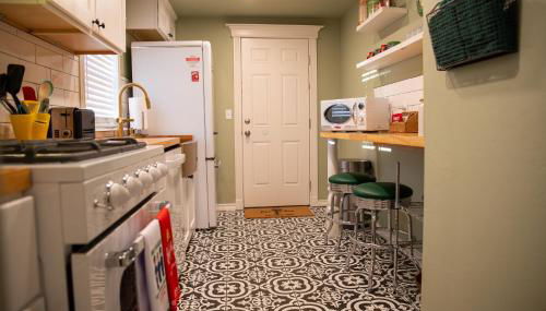 Ralphie's House Chickasha - Fiber WIFI - 4 Bedroom! - Foto 4, stove, dishwasher