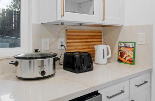 Entire Private Home with 4 Bedrooms 3 Bathrooms, Big Yard, View, , King Bed, 10 Parking, Available Now - Foto 55