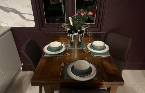 Park View is a beautiful whole entire house close to town centre, sleeps 8 in 4 rooms, 2 doubles and 4 single beds with 2 shower rooms, available for holidays, insurance stays, trades people, contractors, pets welcome - Foto 27