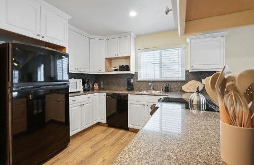 Stunning Beach Delight with Hot Tub, Fire Pit, Parking & Walk to Beach! - Foto 10