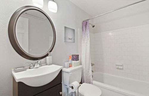 Spacious Retreat Fenced Yard Screened Deck - Photo 4