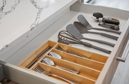 PFR Suites - Highland, 3BR 2BA Shadyside Condo, Penthouse Unit, 2 Decks, Off-Street Parking, 4th Floor Walkup - Foto 49