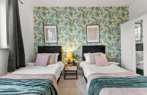 Perfect Booking 4 Bed Home in Cheltenham - Photo 10