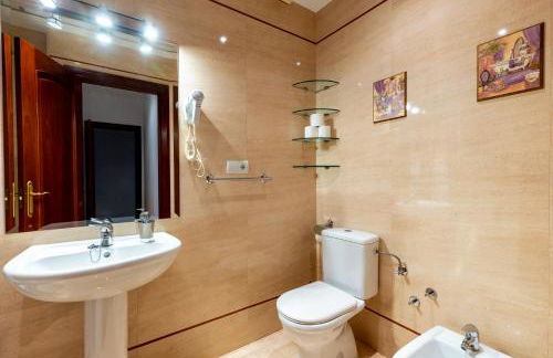 Center of Seville! Luxury apartment in Sevillian Manor House! - Photo 28