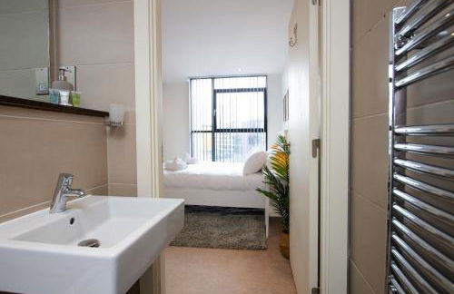 Central Gem: Cosy 2BR with Private Balcony - Foto 17