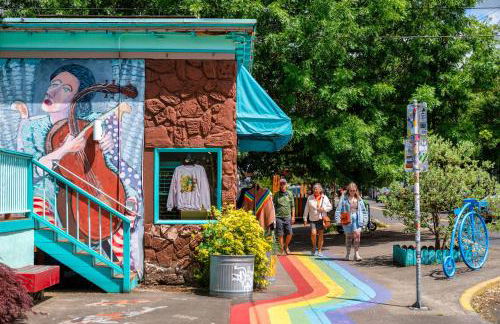 Stay Portland - The Tiny Oasis Steps to Local Coffee & Restaurants - Photo 17