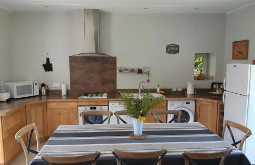 Spacious family home with countryside views - Photo 13