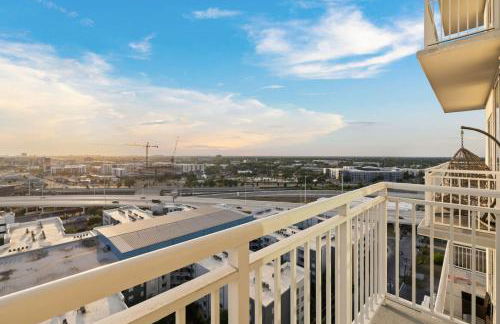 Chic Channelside Studio with High-Rise Views - Foto 35