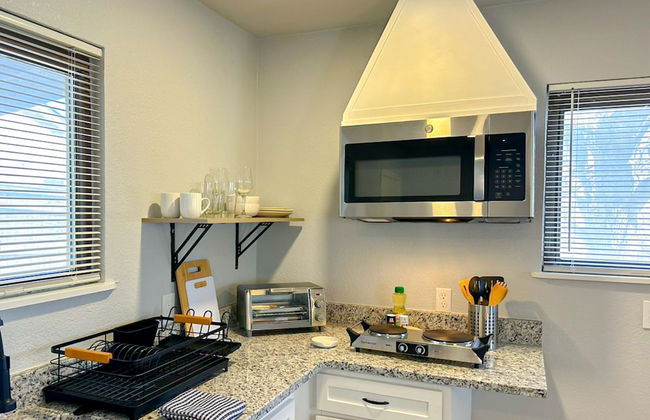 Vintage Gem in Prime Location Cozy 1BR Oasis - Photo 2