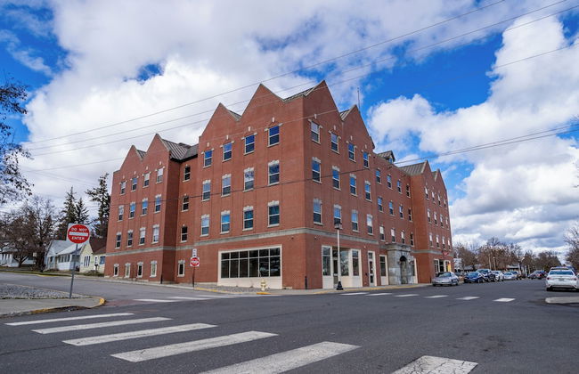 Brewster Hall - Photo 22