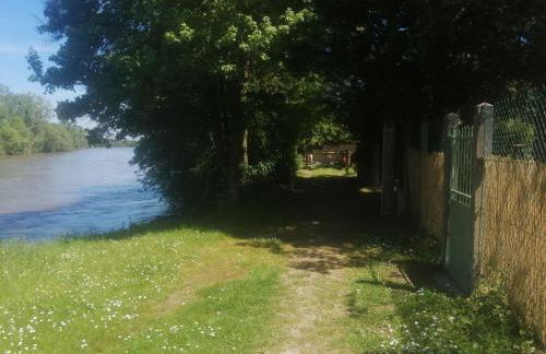 Maison " Bouton d'or" au bord de l'eau, à 10 mn de Tours , meublé classé une étoile - Foto 2