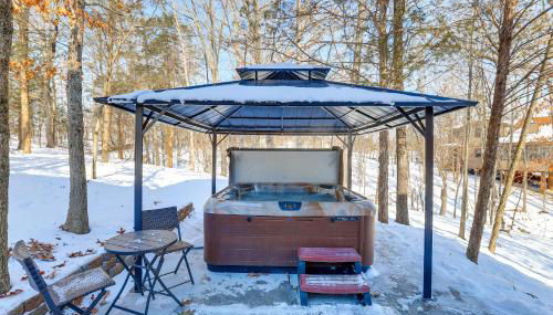 Hot Tub and Barrel Sauna! Lakefront Innsbrook Chalet - Foto 3