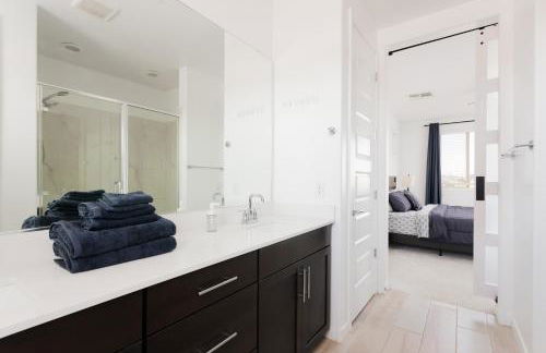 Modern Desert Home-Great for families & groups, near golf, hiking, and city fun, Private in-law suite with own entrance also available separately - Foto 12